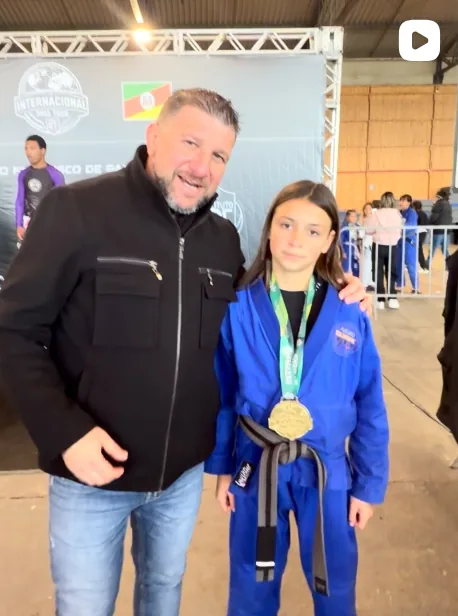 Nato Werlang com jovem atleta medalhista